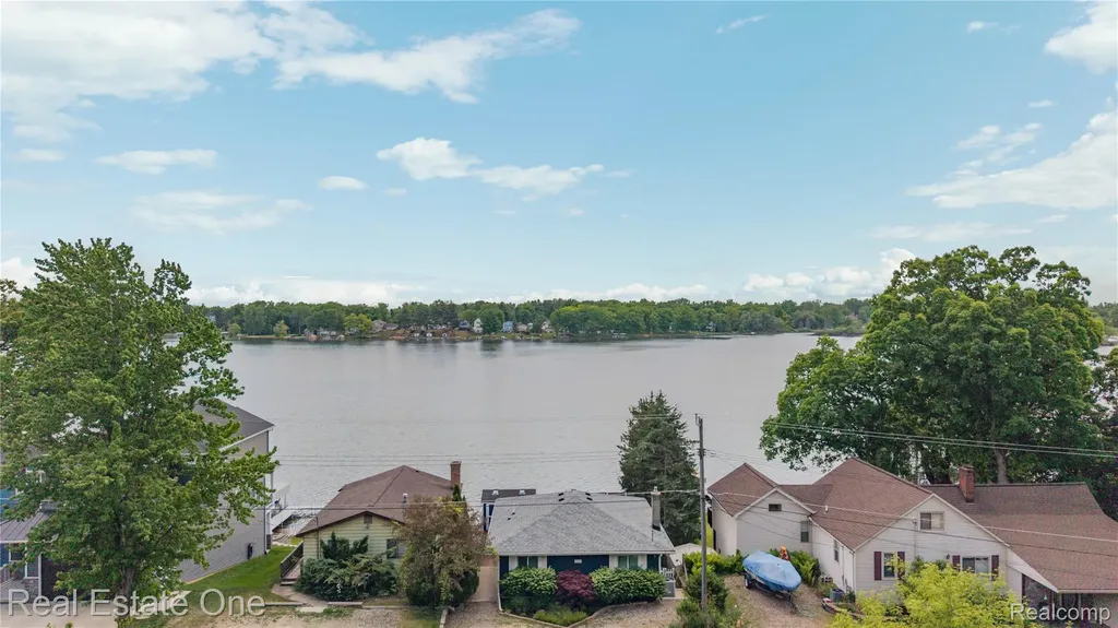3259 Rush Lake Road Hamburg Township MI 48169