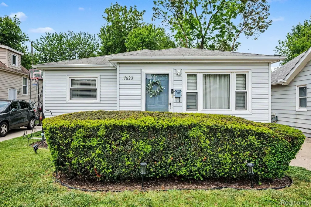 17623 Tennyson Street Roseville City MI 48066