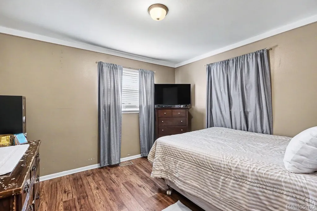 17623 Tennyson Street Roseville City MI 48066