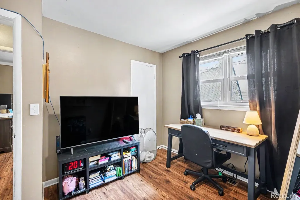 17623 Tennyson Street Roseville City MI 48066