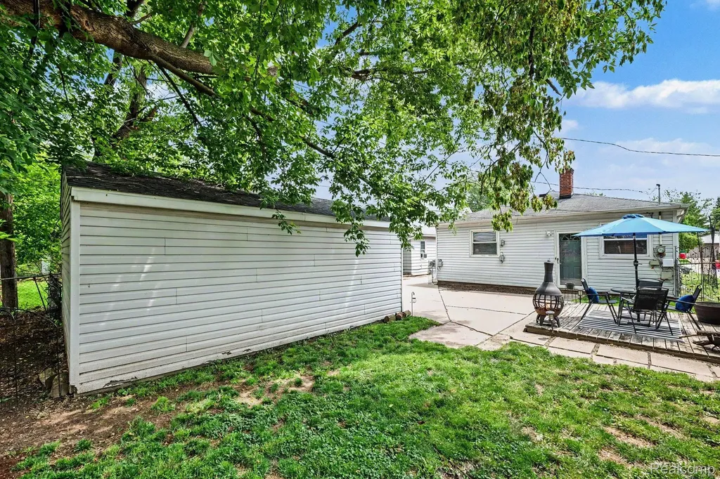 17623 Tennyson Street Roseville City MI 48066