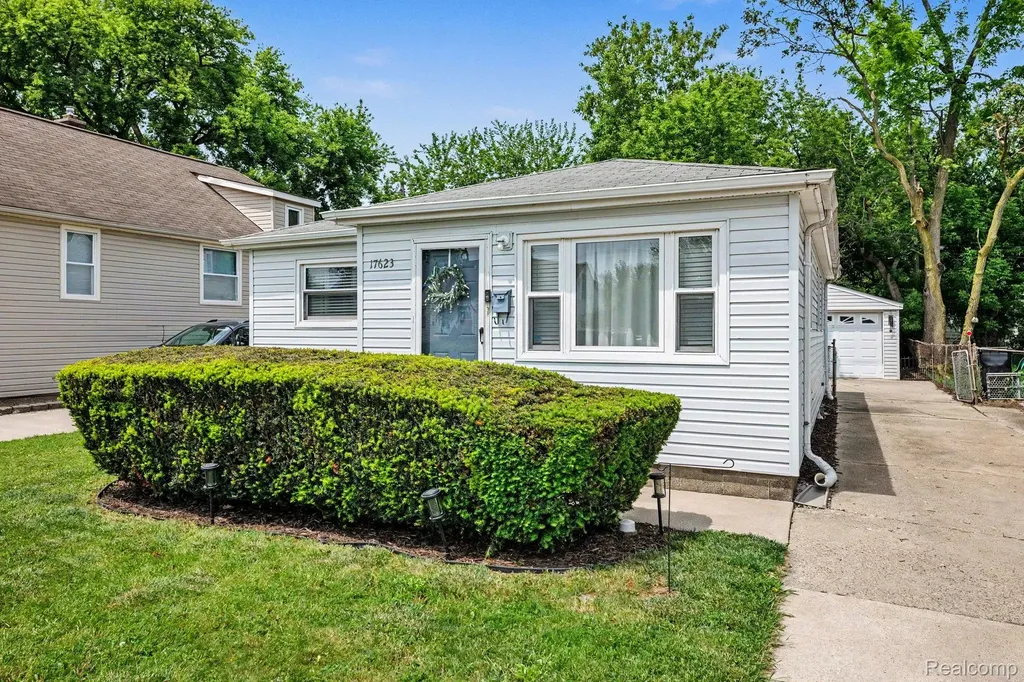 17623 Tennyson Street Roseville City MI 48066
