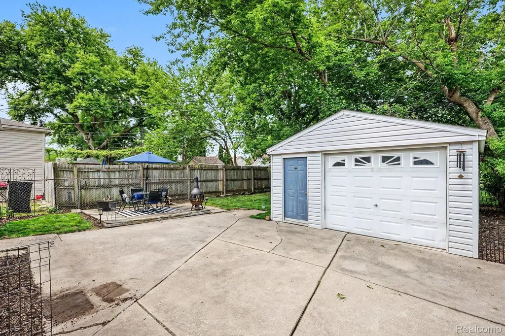 17623 Tennyson Street Roseville City MI 48066