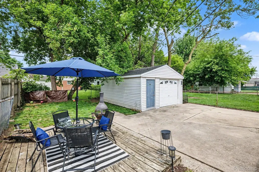 17623 Tennyson Street Roseville City MI 48066