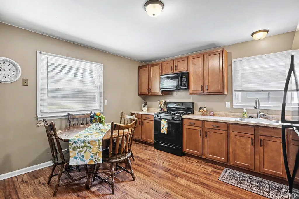 17623 Tennyson Street Roseville City MI 48066