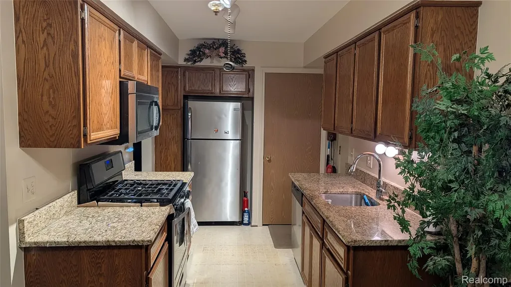 15824 Charleston Drive Clinton Charter Township MI 48038