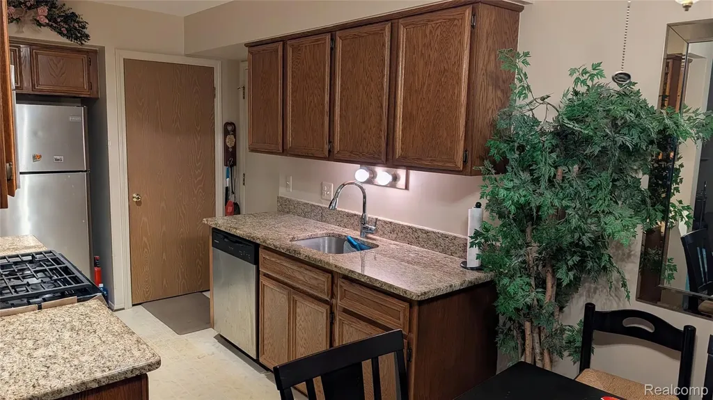 15824 Charleston Drive Clinton Charter Township MI 48038