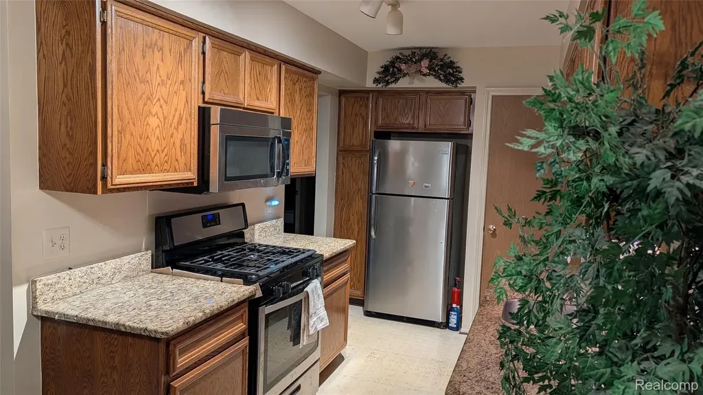 15824 Charleston Drive Clinton Charter Township MI 48038