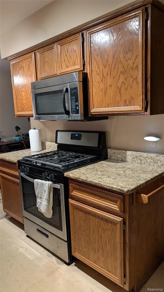 15824 Charleston Drive Clinton Charter Township MI 48038