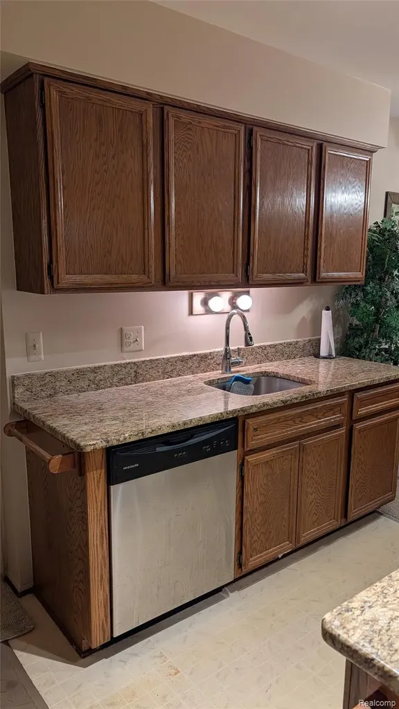 15824 Charleston Drive Clinton Charter Township MI 48038