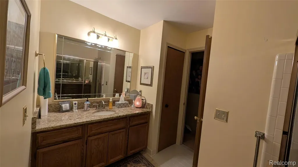 15824 Charleston Drive Clinton Charter Township MI 48038