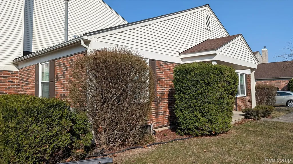 15824 Charleston Drive Clinton Charter Township MI 48038