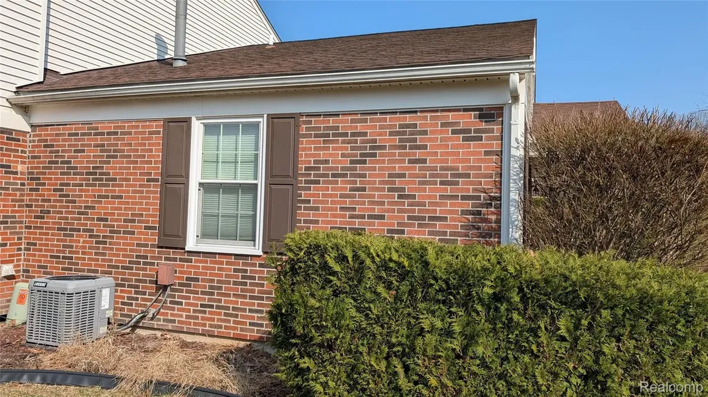 15824 Charleston Drive Clinton Charter Township MI 48038
