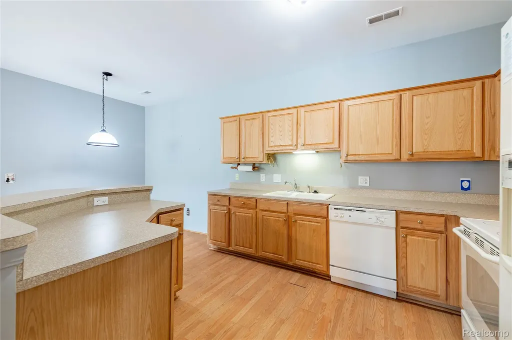 23030 Williamsburg Circle Woodhaven City MI 48183