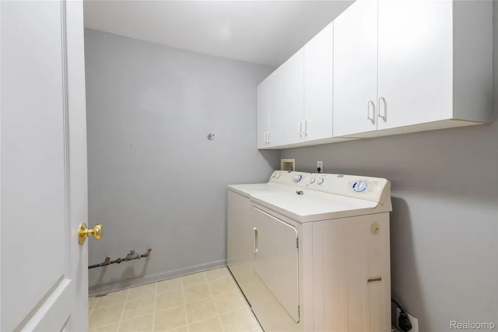 23030 Williamsburg Circle Woodhaven City MI 48183