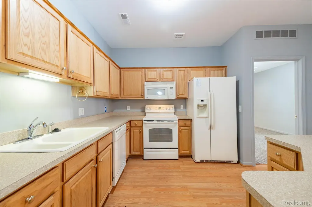 23030 Williamsburg Circle Woodhaven City MI 48183