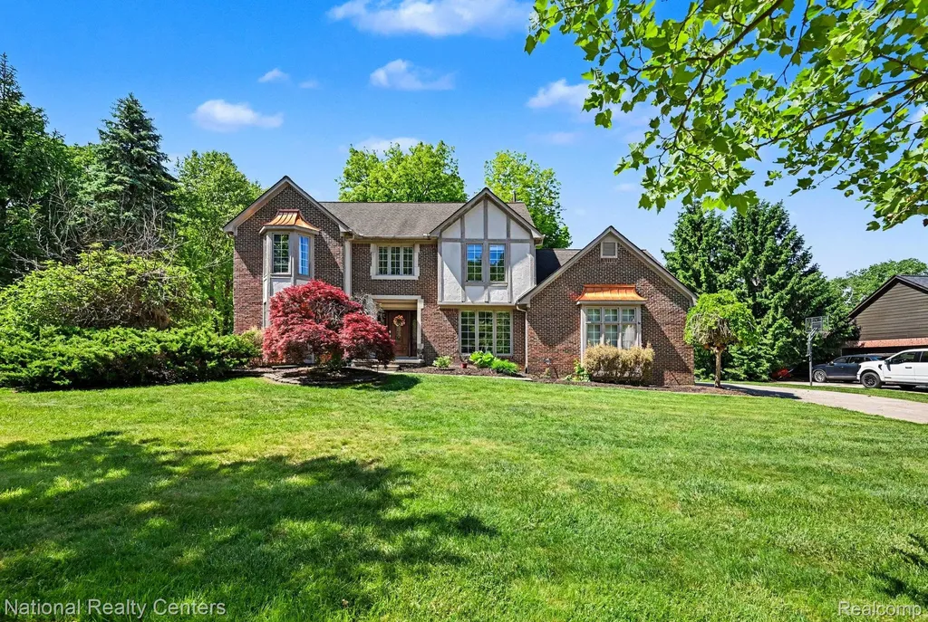 6515 Tamarack Drive Troy City MI 48098