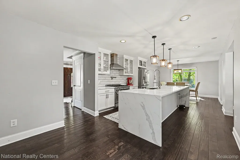 6515 Tamarack Drive Troy City MI 48098