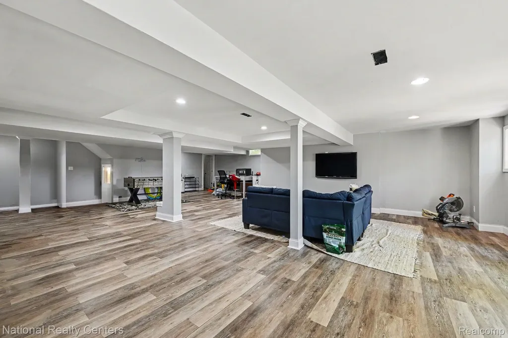 6515 Tamarack Drive Troy City MI 48098