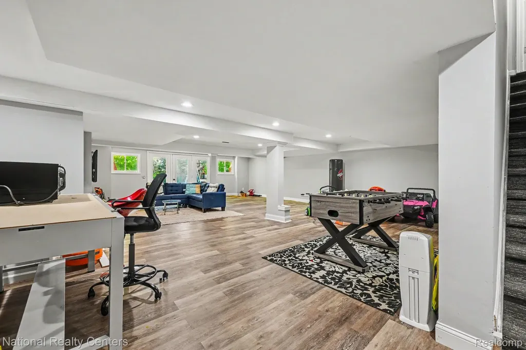 6515 Tamarack Drive Troy City MI 48098