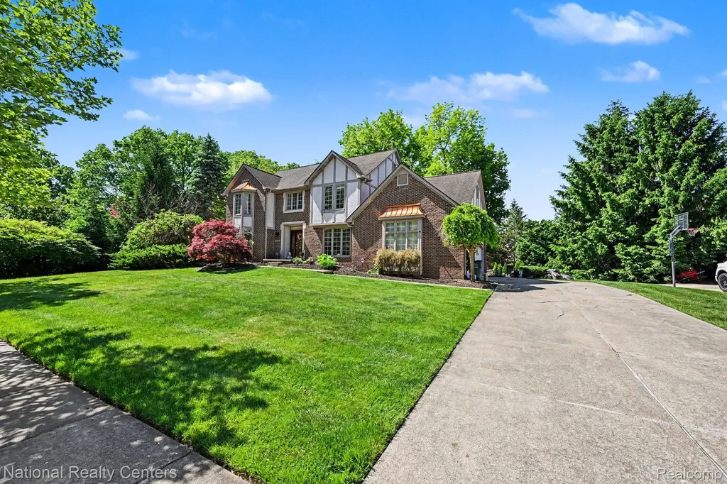6515 Tamarack Drive Troy City MI 48098