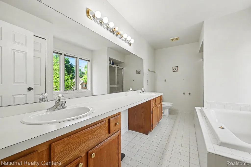 6515 Tamarack Drive Troy City MI 48098