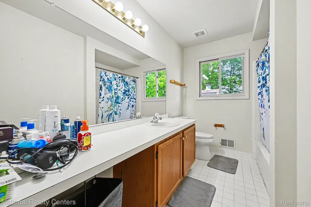 6515 Tamarack Drive Troy City MI 48098