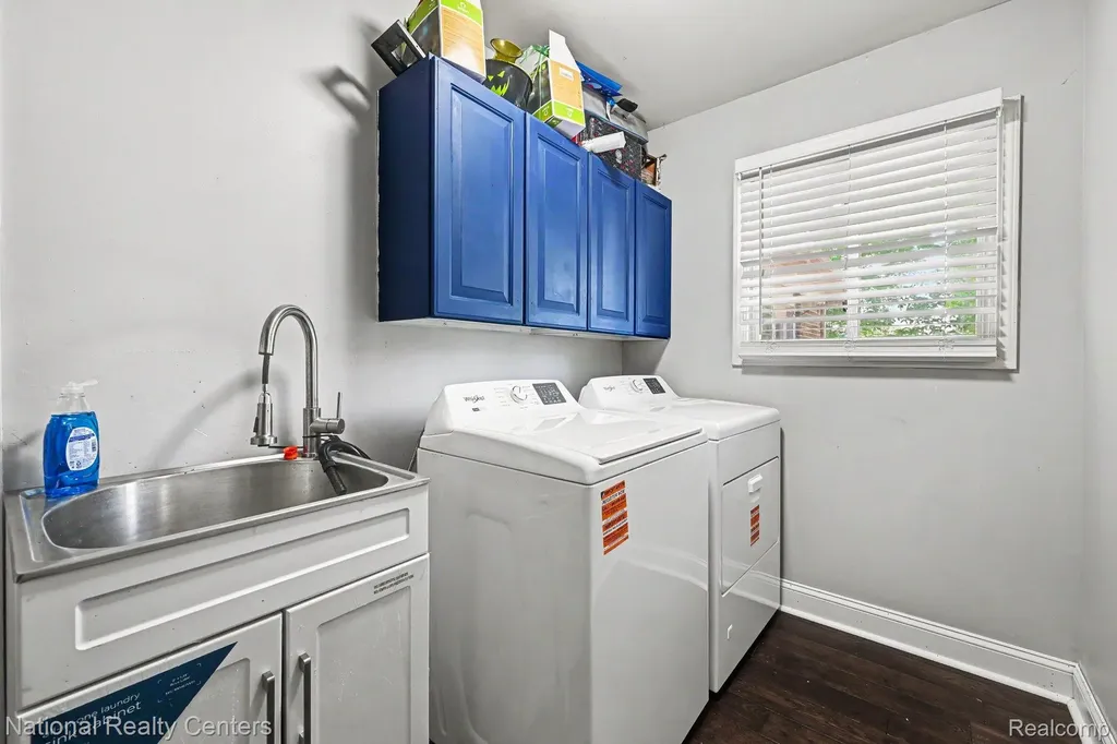 6515 Tamarack Drive Troy City MI 48098