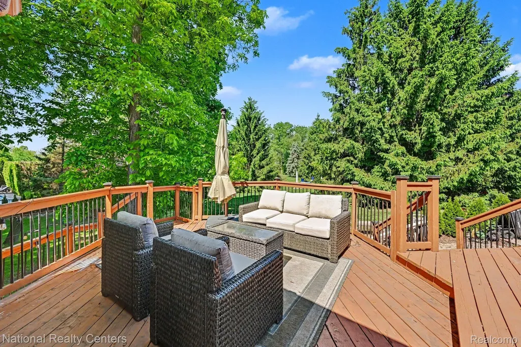 6515 Tamarack Drive Troy City MI 48098