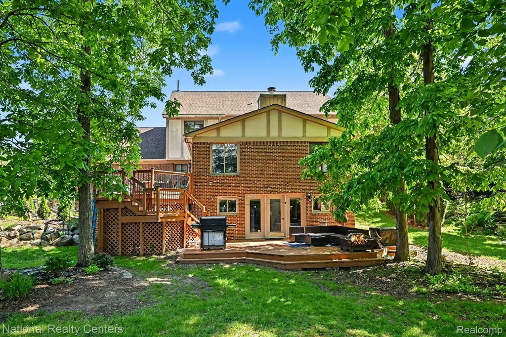 6515 Tamarack Drive Troy City MI 48098