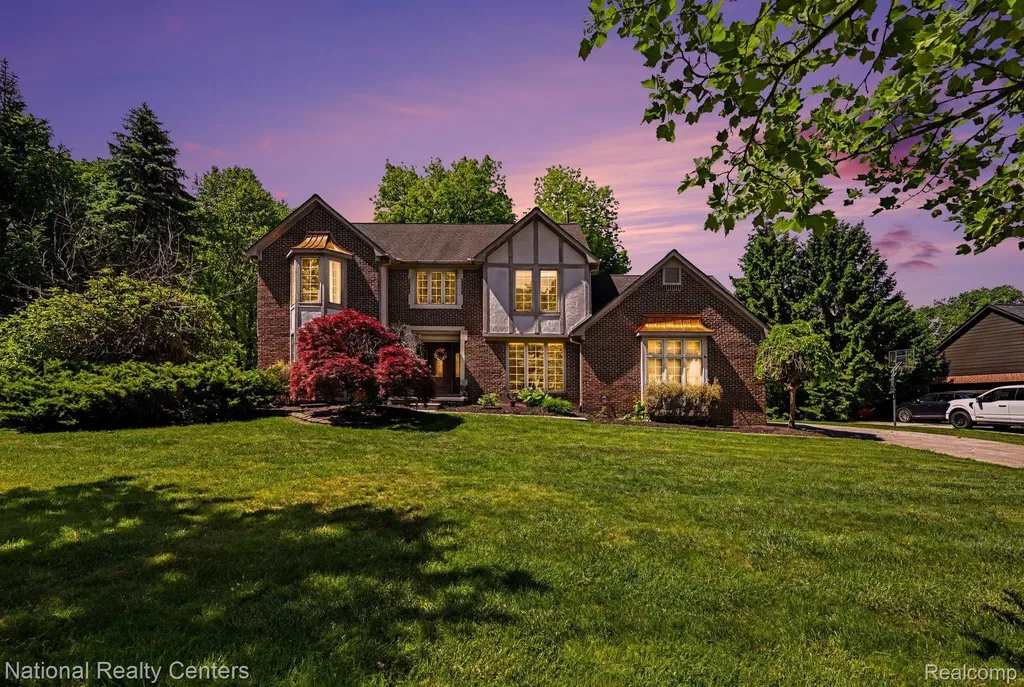 6515 Tamarack Drive Troy City MI 48098