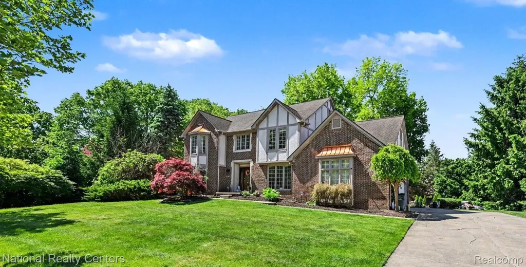 6515 Tamarack Drive Troy City MI 48098