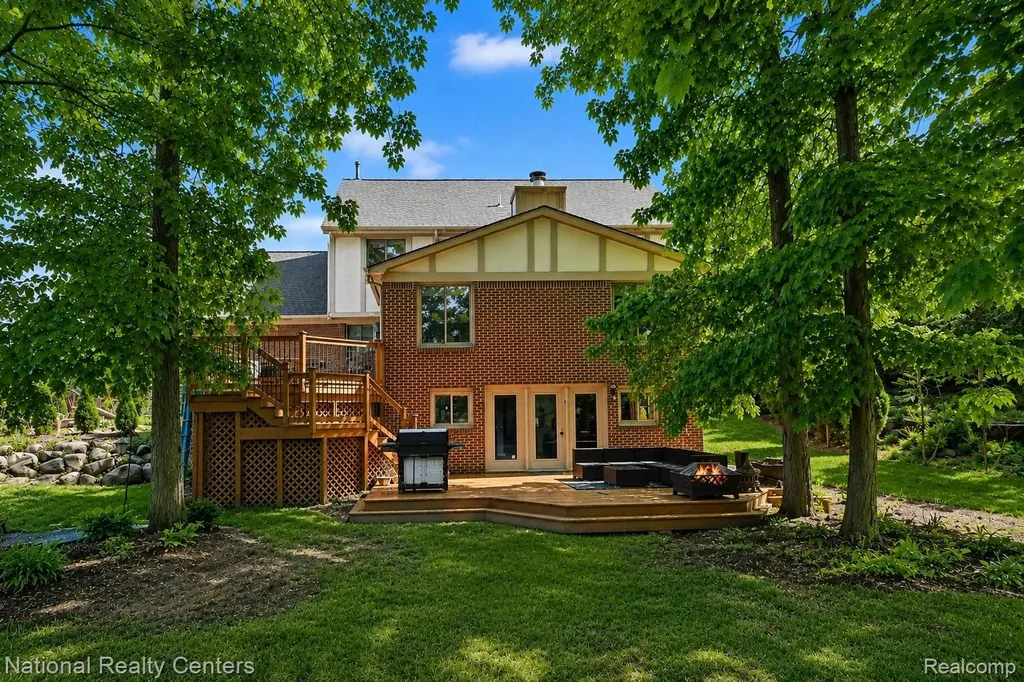 6515 Tamarack Drive Troy City MI 48098