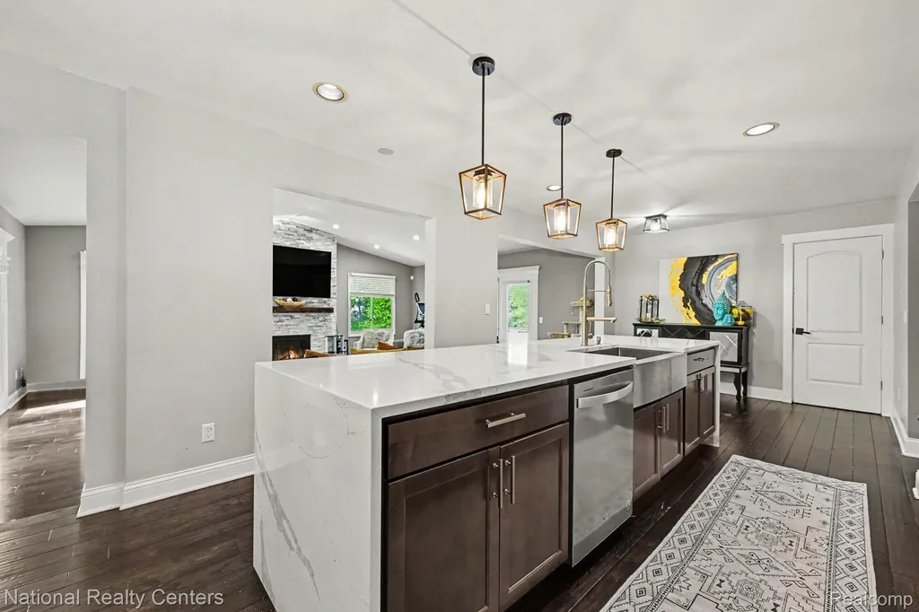 6515 Tamarack Drive Troy City MI 48098
