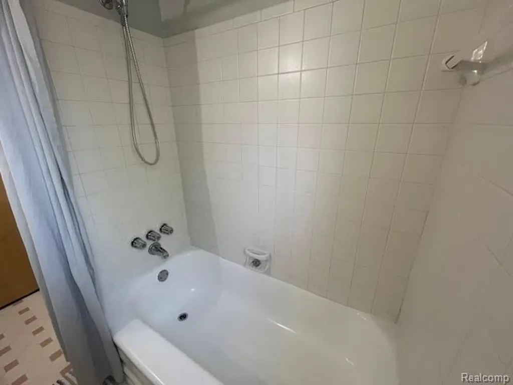 13051 Burgundy Avenue Warren City MI 48089
