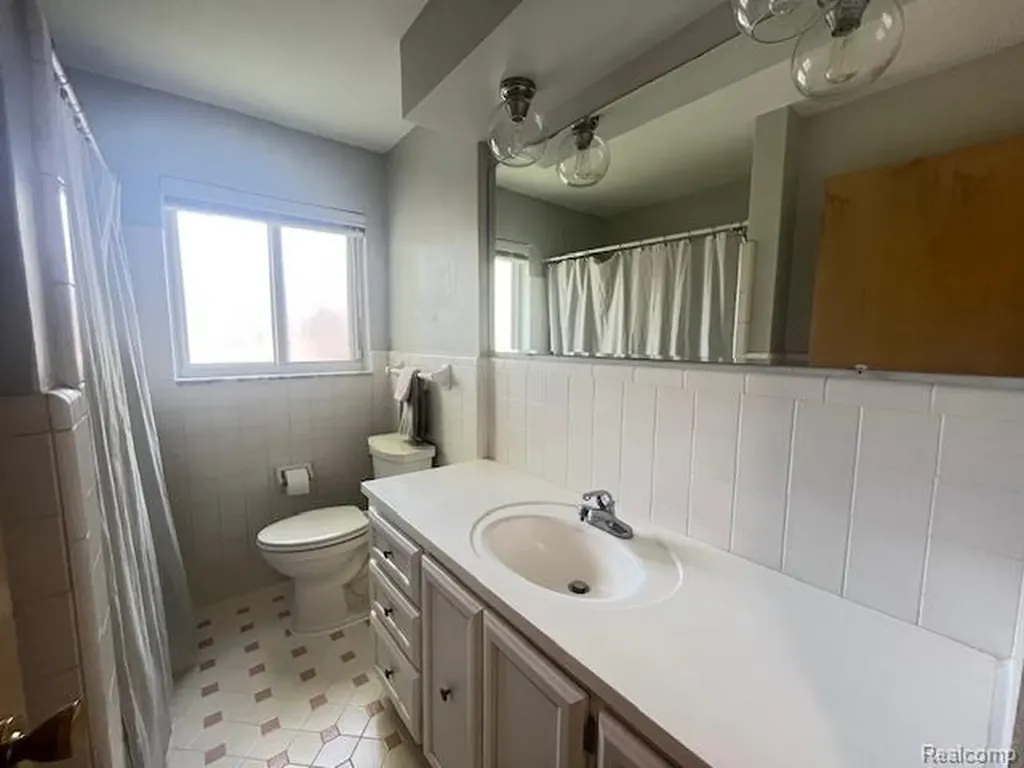 13051 Burgundy Avenue Warren City MI 48089