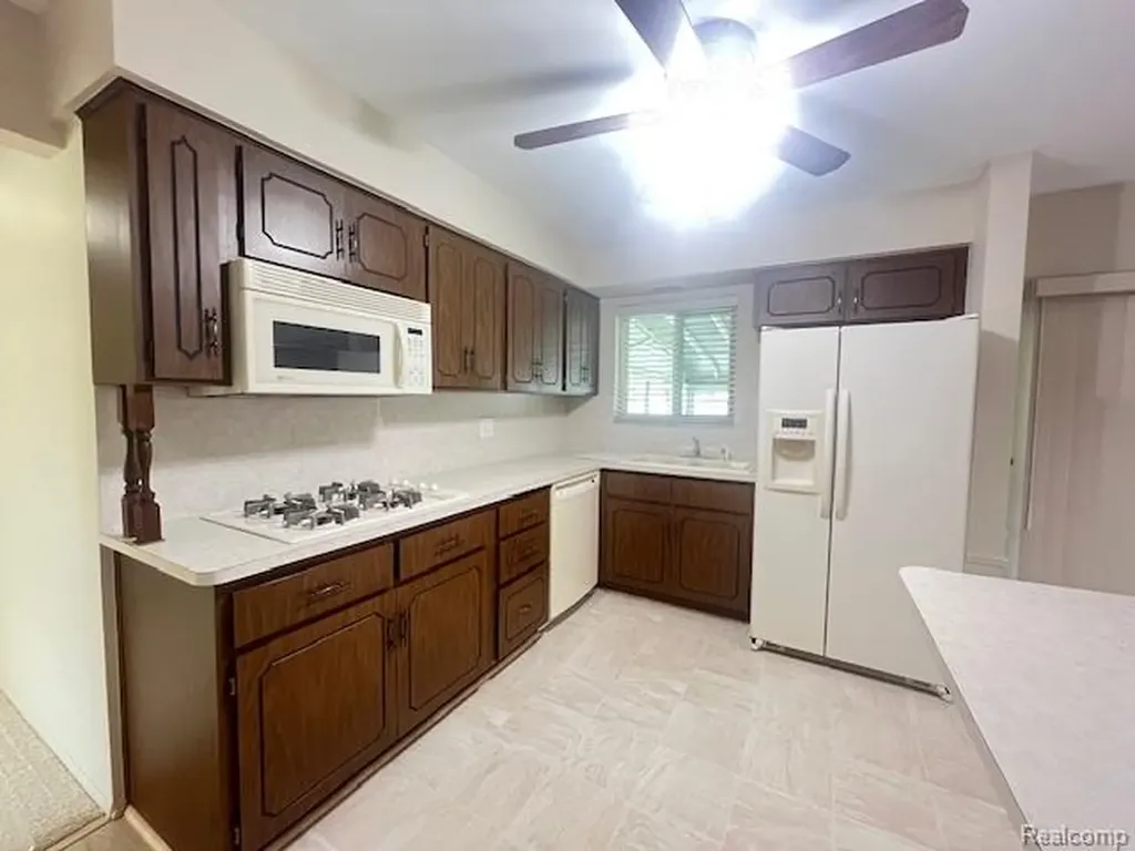 13051 Burgundy Avenue Warren City MI 48089