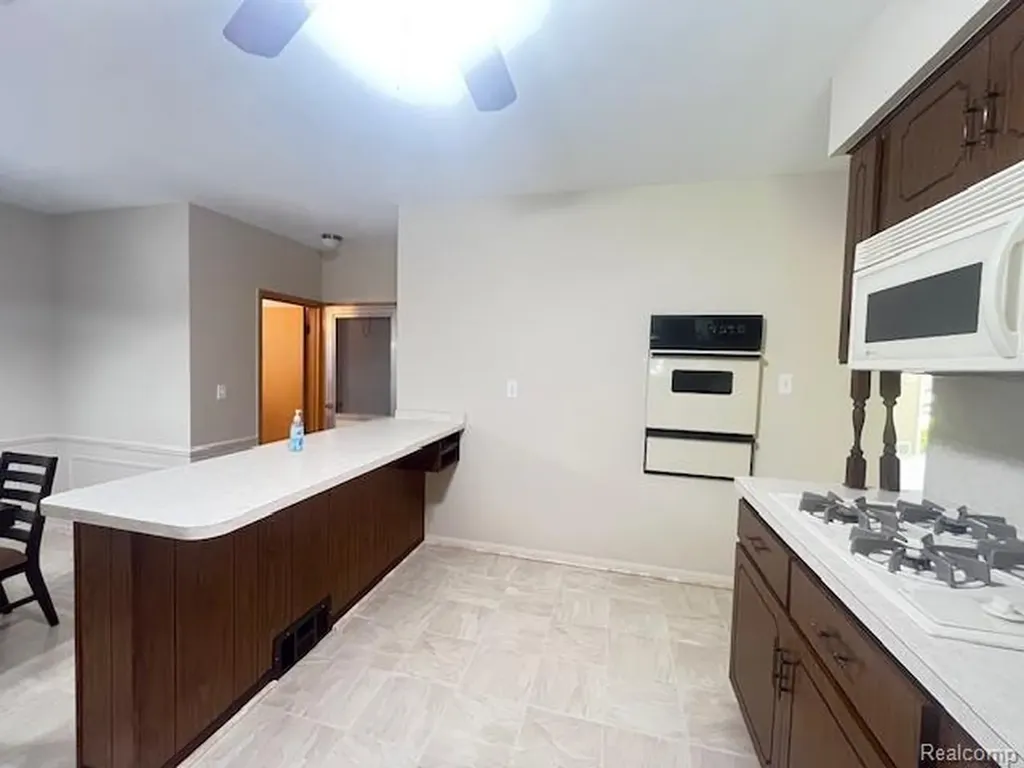 13051 Burgundy Avenue Warren City MI 48089