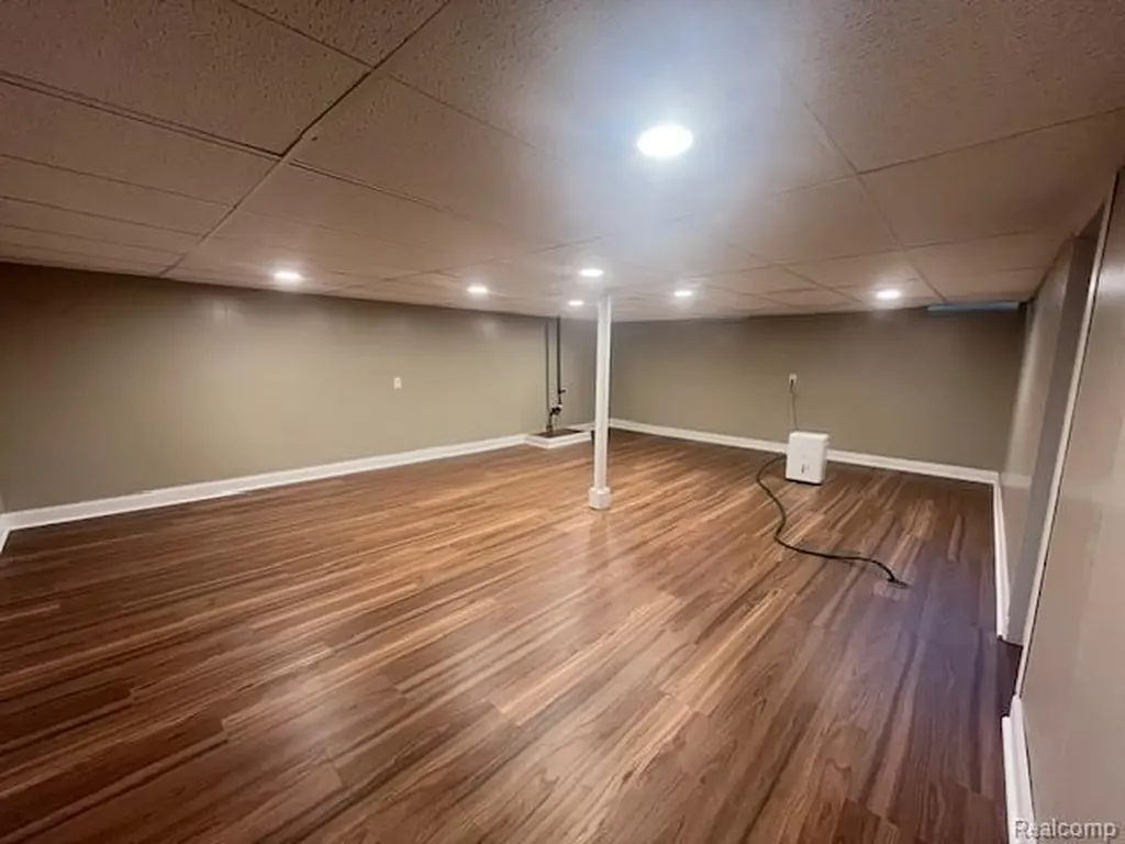 13051 Burgundy Avenue Warren City MI 48089