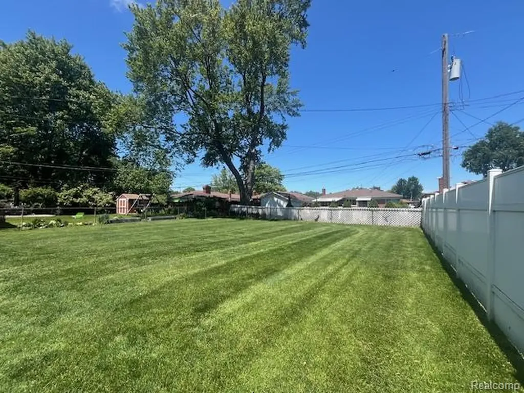 13051 Burgundy Avenue Warren City MI 48089