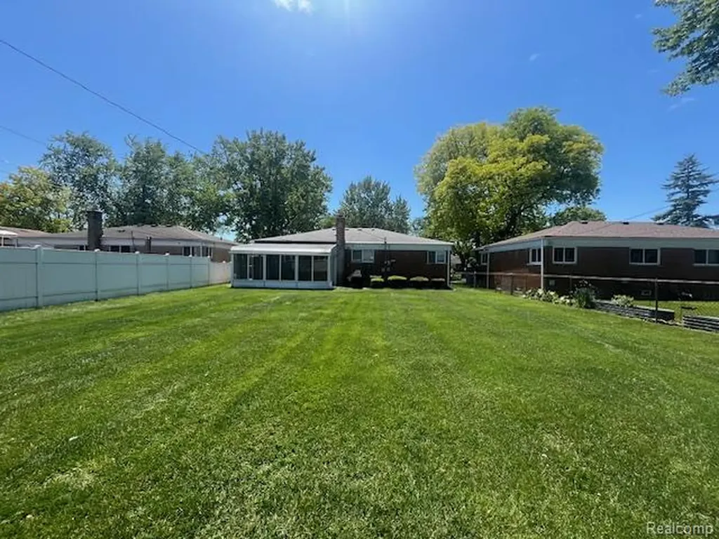 13051 Burgundy Avenue Warren City MI 48089