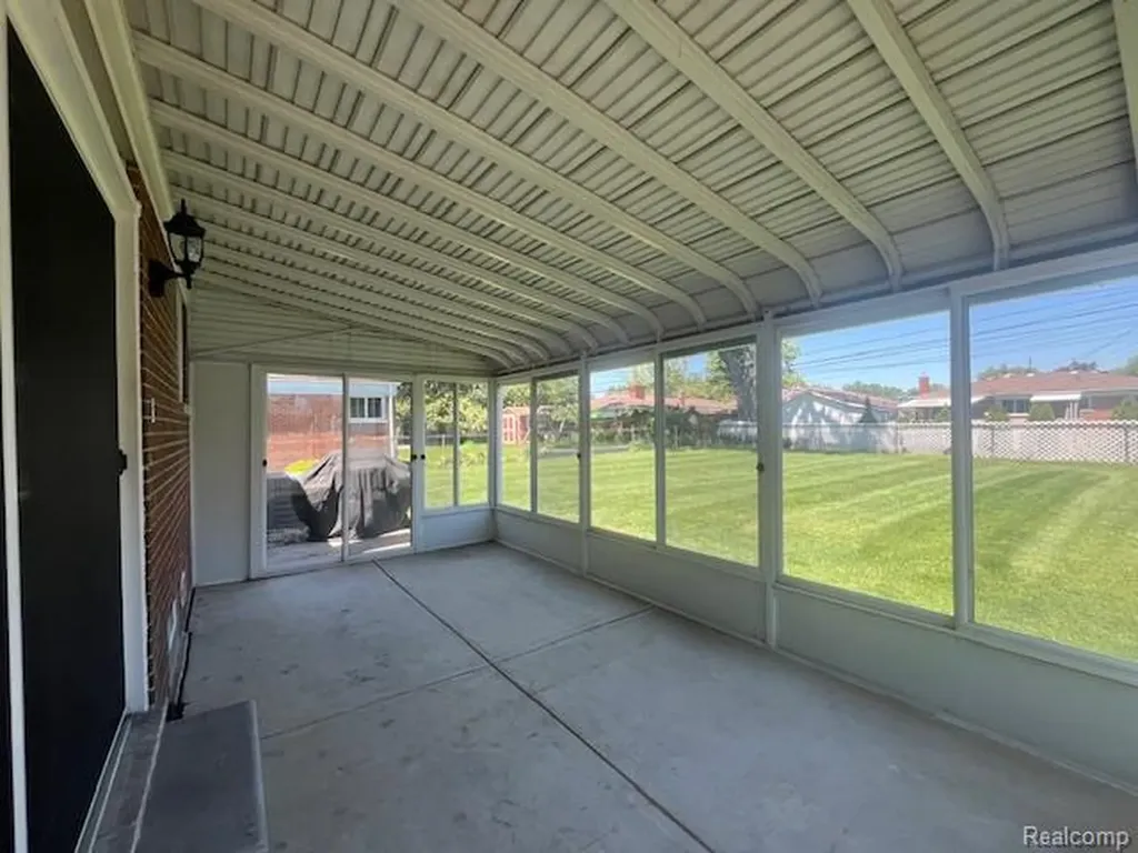 13051 Burgundy Avenue Warren City MI 48089