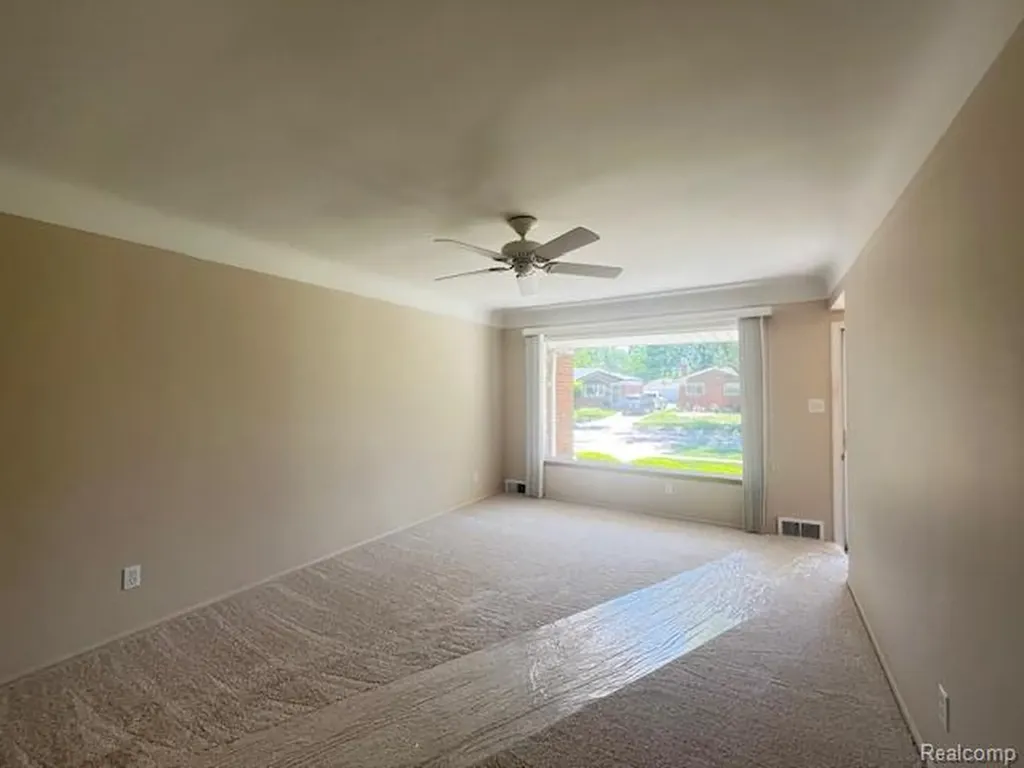 13051 Burgundy Avenue Warren City MI 48089