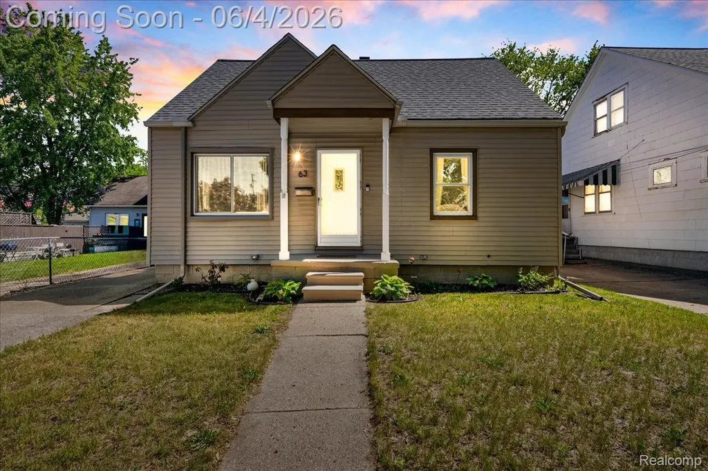 63 W Mahan Avenue Hazel Park City MI 48030