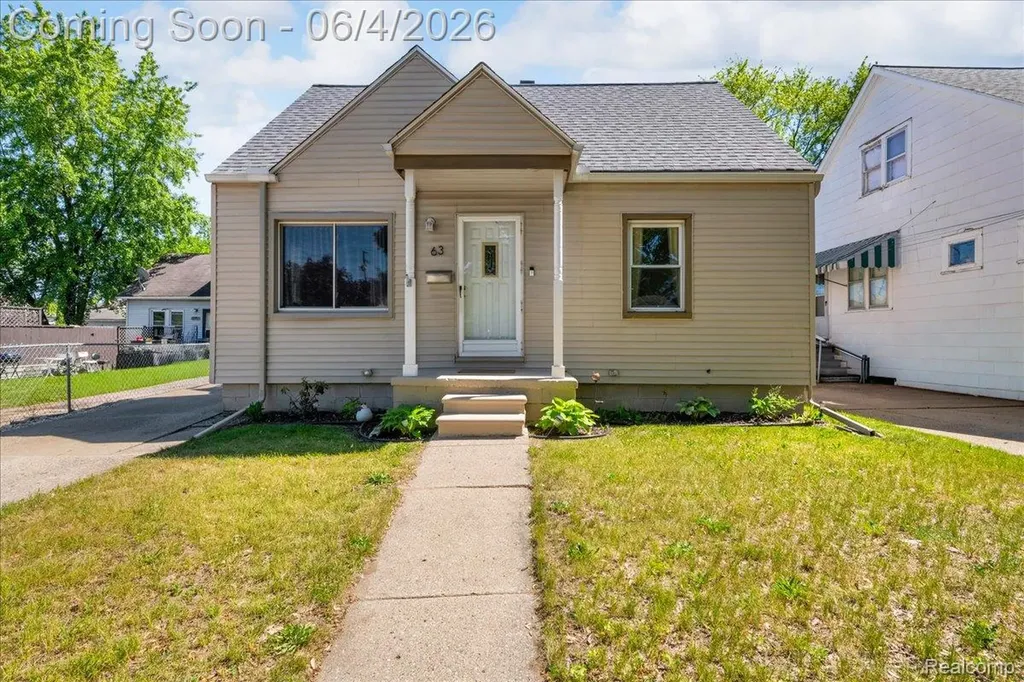 63 W Mahan Avenue Hazel Park City MI 48030