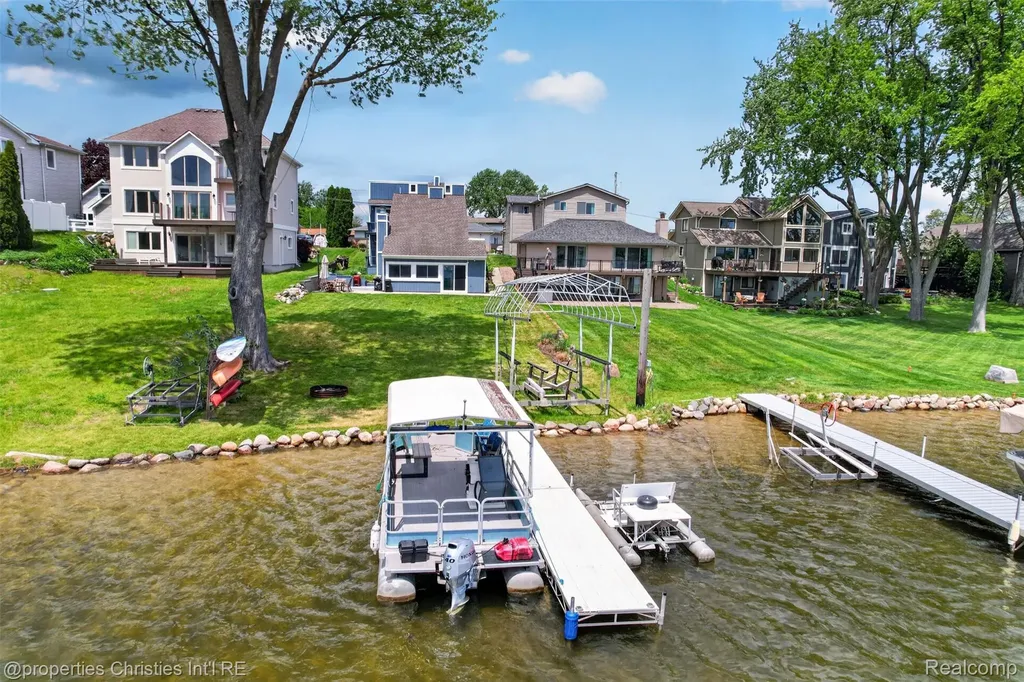 10219 Lakeside Drive White Lake Charter Township MI 48386