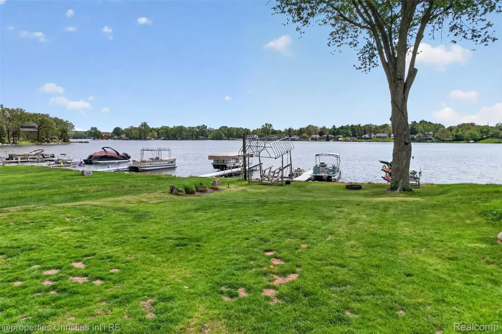 10219 Lakeside Drive White Lake Charter Township MI 48386