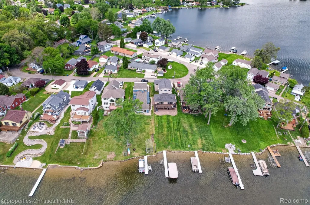 10219 Lakeside Drive White Lake Charter Township MI 48386
