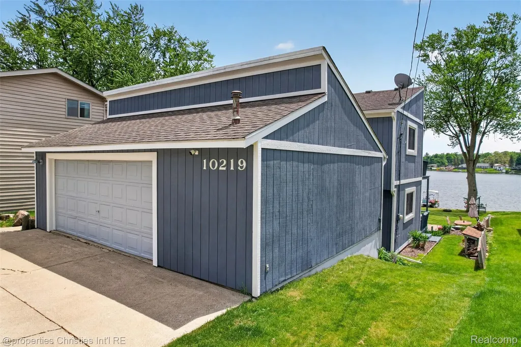 10219 Lakeside Drive White Lake Charter Township MI 48386
