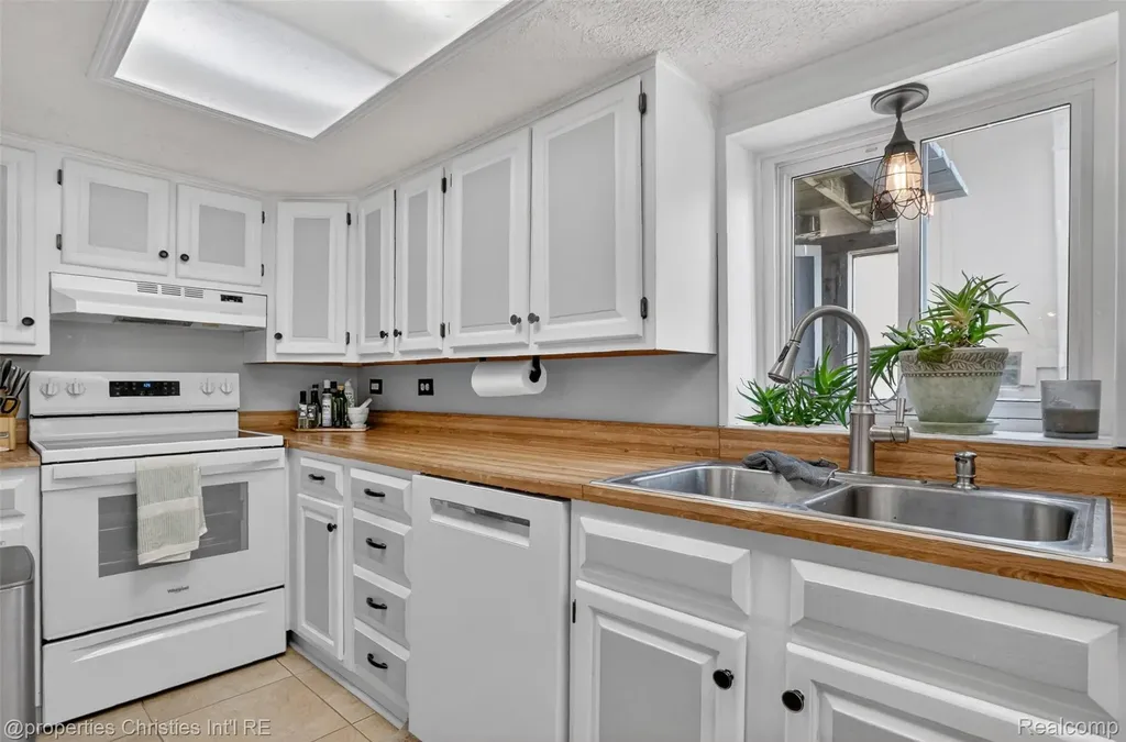 10219 Lakeside Drive White Lake Charter Township MI 48386